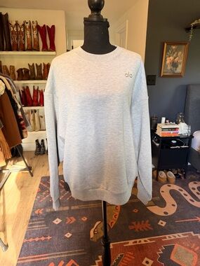 ALO Yoga Accolade Crewneck Sweatshirt in Athletic Heather Gray